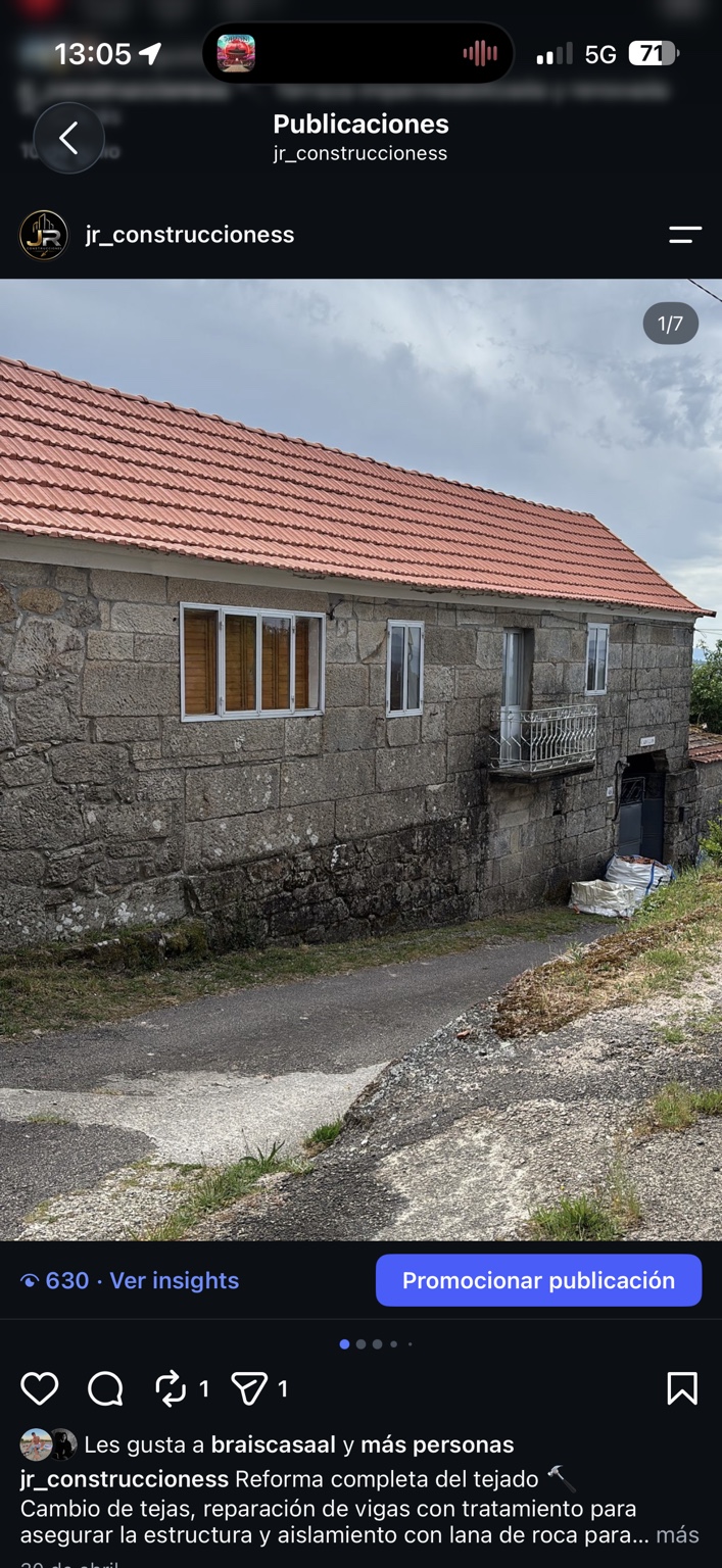 Tejado de teja roja renovado en una vivienda de piedra