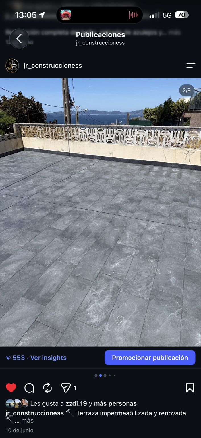 Detalle del pavimento gris y los remates de una terraza